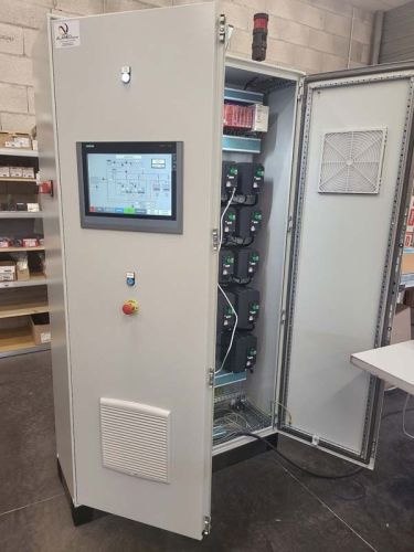 armoire de process en test dans les ateliers d'Alaneo Energies -Électricien à Montendre 17