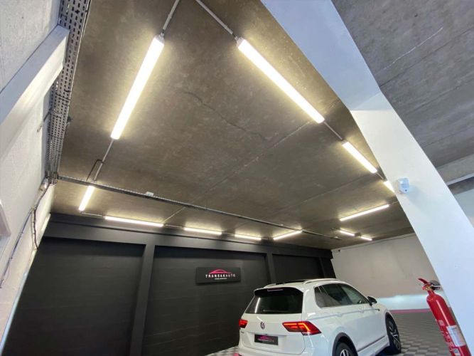 Installation d'éclairage led. Showroom automobile transak auto libourne 33