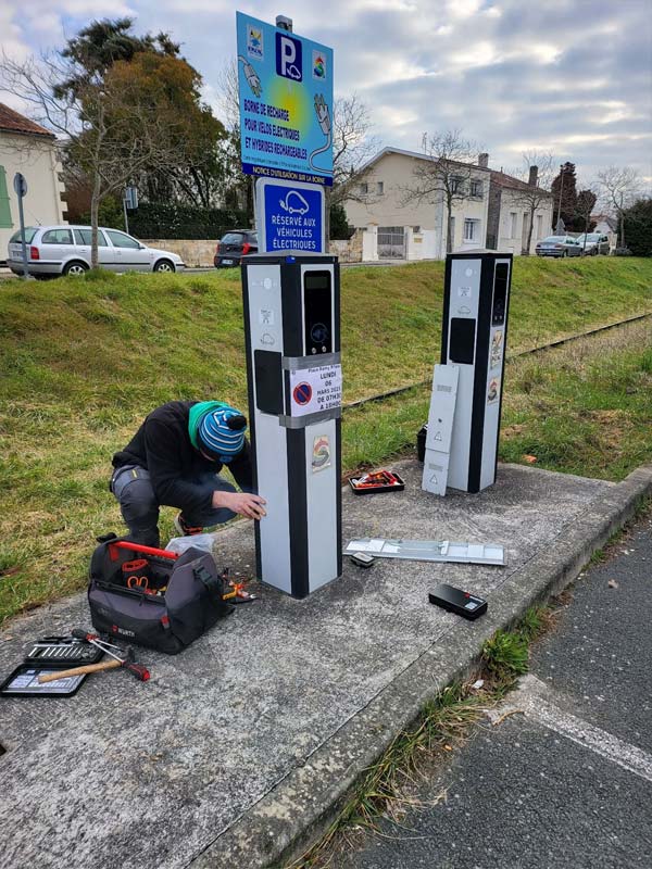 Installation borne de recharge pour voiture électrique à Arles -  Activ'Environnement