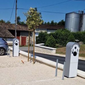 pose 2 bornes irve véhicule électrique parking distillerie cognac